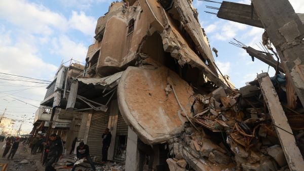 مبنى مدمر في مدينة رفح جراء القصف الاسرائيلي