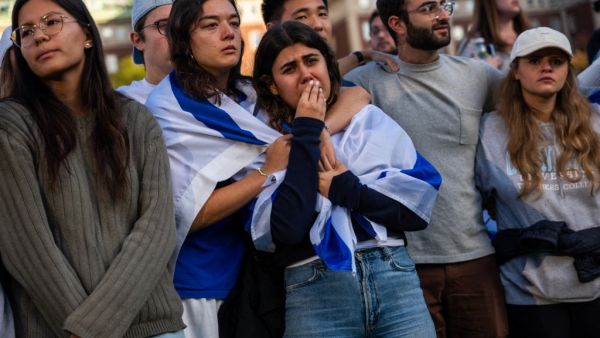 يشارك طلاب جامعة كولومبيا في مسيرة ووقفة احتجاجية لدعم إسرائيل ردًا على مسيرة طلابية مجاورة لدعم فلسطين في الجامعة