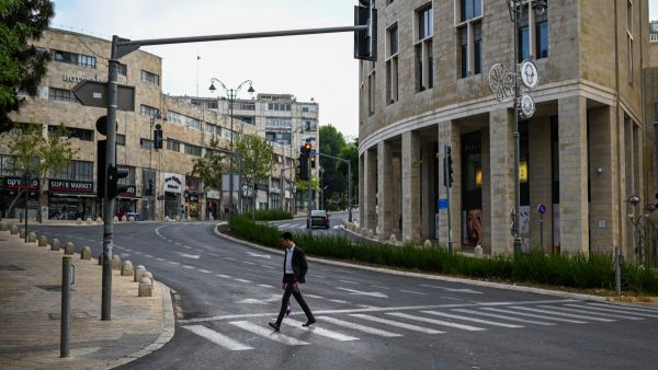 رجل يهودي يعبر شارعا خاليا من المارة في القدس بعد الهجوم الإيراني