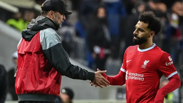 Liverpool's German head coach Jurgen Kloppduring (L) acknowledges Liverpool's Egyptian forward #11 Mohamed Salah as he leaves the pitch during the UEFA Europa League quarter-final second leg football match between Atalanta BC and Liverpool FC at the Atleti Azzurri d'Italia Stadium in Bergamo, on April 18, 2024. (Photo by Isabella BONOTTO / AFP)