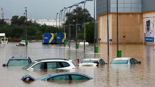وصل عدد الوفيات إلى 19 شخصا على الأقل، بما في ذلك طلاب مدارس بسبب منخفض المطير