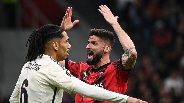 AC Milan's French forward #09 Olivier Giroud (R) reacts in front of Roma's English defender #06 Chris Smalling during the UEFA Europa League football match between AC Milan and AS Roma at San Siro Stadium, in Milan on April 11, 2024. (Photo by Isabella BONOTTO / AFP)