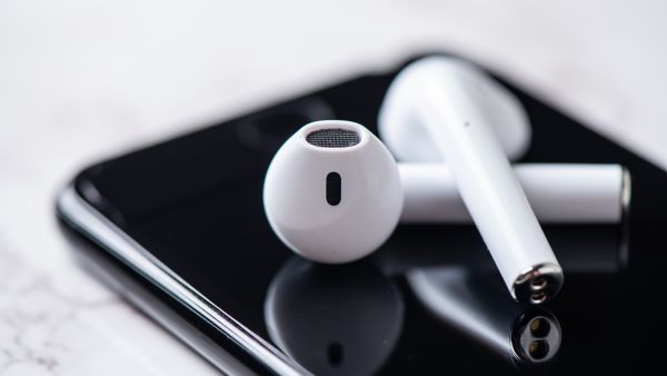 Shutterstock نظرة مفصلّة إلى سماعات HUAWEI FreeClip الجديدة: ما الذي يجعل من التصميم المقوّس C-bridge ميّزة مبتكرة حقًا؟