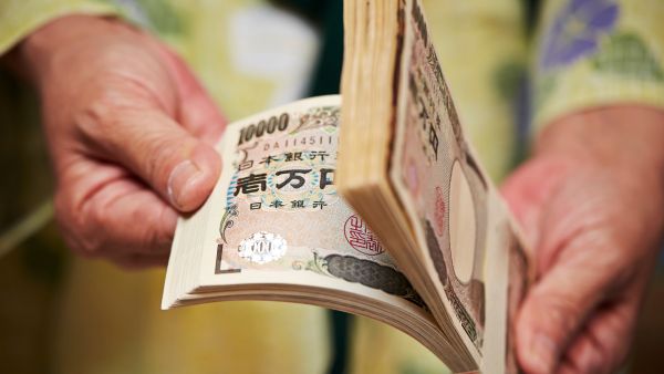 Japanese Yen swings sharply following its worst decline since 1990