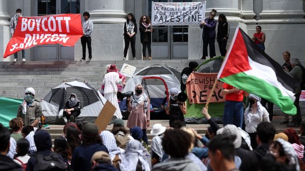 مظاهرة مؤيدة للفلسطينيين أمام قاعة سبرول في حرم جامعة كاليفورنيا في بيركلي