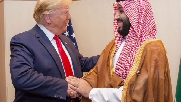 الرئيس الأمريكي السابق دونالد ترامب يصافح ولي العهد السعودي الأمير محمد بن سلمان