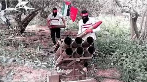 مقاومون فلسطينيون يرتدون قمصان نادي الزمالك 