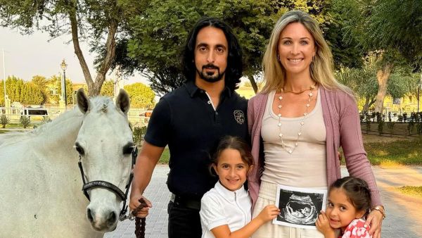  الشيخ راشد بن أحمد آل مكتوم مع عائلته