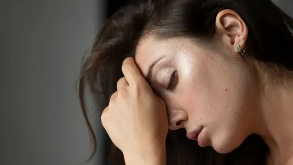 تفسير حلم البكاء على الأم في المنام للعزباء وللمتزوجة وللرجل