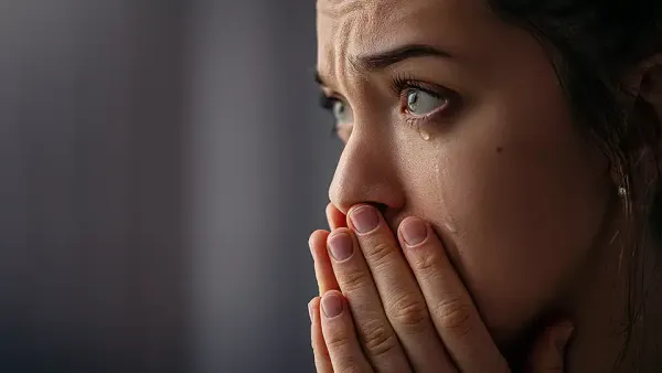 تفسير حلم بكاء الميت مع الحي للعزباء وللمتزوجة وللمطلقة بالتفصيل