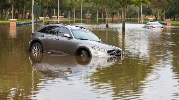 تفسير حلم غرق السيارة في المطر للعزباء وللمتزوجة وللمطلقة