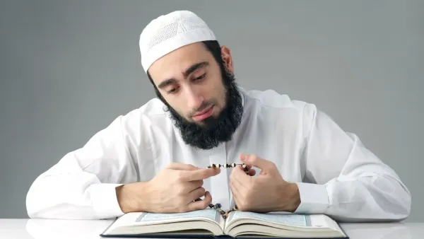 تفسير حلم قراءة المعوذات لفك السحر للعزباء وللمتزوجة بالتفصيل