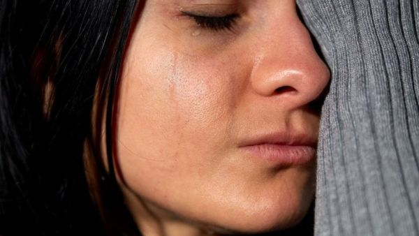 تفسير رؤية الأم تبكي في المنام بالتفصيل لكبار المفسرين