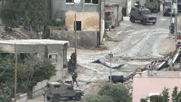 مصادر محلية تفيد بانتشال جثمان شاب من داخل المنزل