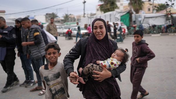 فلسطينية تهرع للمشفى بحثا عن ذويها