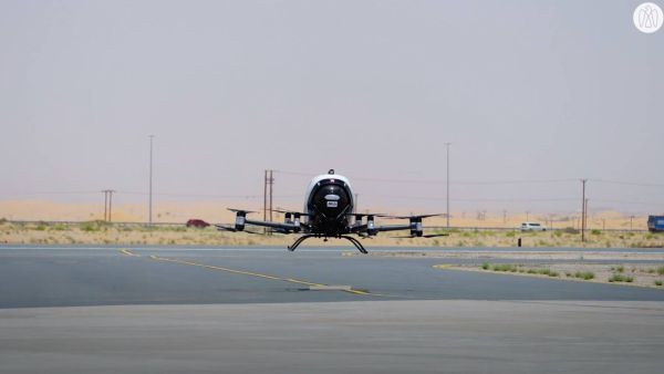 طائرة بدون طيار مع راكب