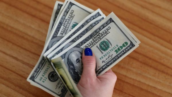خبير اقتصادي يعلق على إمكانية انخفاض الدولار إلى أقل من 40 جنيهًا مستقبلًا