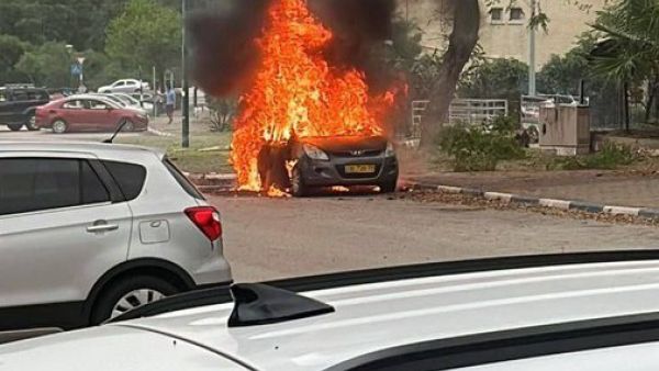 احتراق مركبة في كريات شمونة بعد سقوط صاروخ أطلقه حزب الله