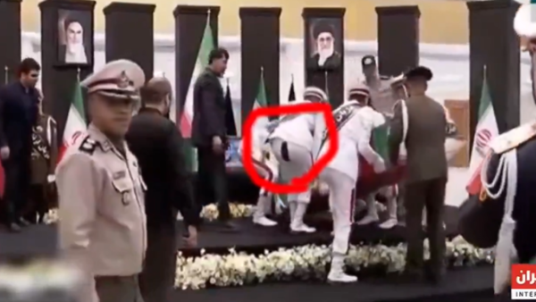 جندي إيراني بسرواله الممزق 