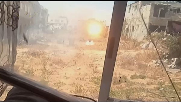 جانب من تدمير جرافة عسكرية إسرائيلية بقذيفة الياسين105 أطلقها أحد مجاهدي كتائب القسام