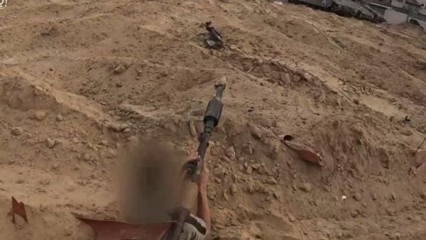 لحظة خروج مجاهد قسامي من نفق هجومي قبل استهداف دبابة ميركافاه إسرائيلية