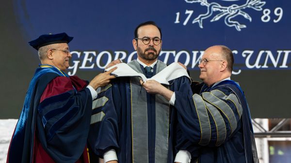 جامعة "جورج تاون" الأمريكية تمنح محمد القرقاوي الدكتوراه الفخرية في الإدارة الحكومية H.E. Mohammad Al Gergawi Awarded Honorary Doctorate at Georgetown University