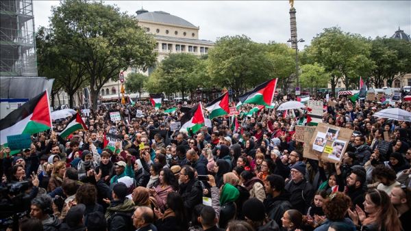 رُفعت الأعلام الفلسطينية، بينما ارتدى المشاركون الكوفية الفلسطينية