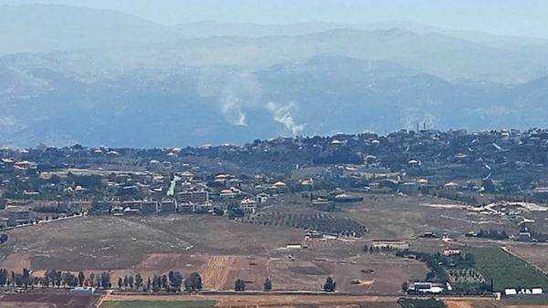 الدخان يتصاعد من موقع غارة جوية إسرائيلية في جنوب لبنان