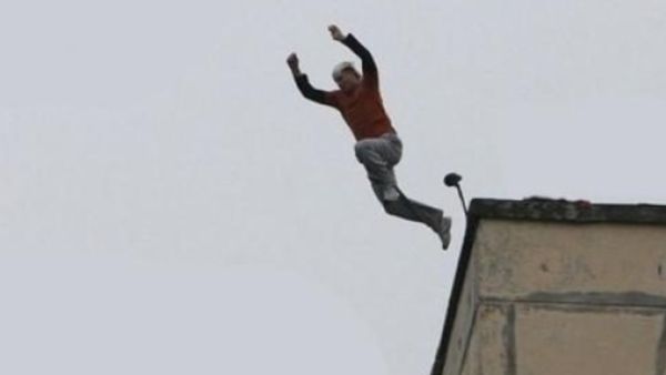  العشيق حاول الهرب عندما عاد زوج السيدة المتزوجة بشكل مفاجئ إلى المنزل