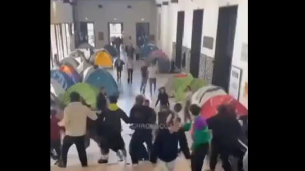 مواجهات عنيفة بين الطلبة داخل أروقة جامعة ميلانو الإيطالية