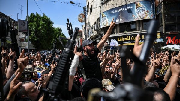 مسلحون فلسطينيون خلال تشييع جثامين شهداء سقطوا في المواجهات مع الإحتلال في جنين