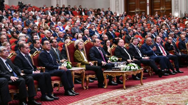 السيسي يصبر الشعب المصري ويحييهم