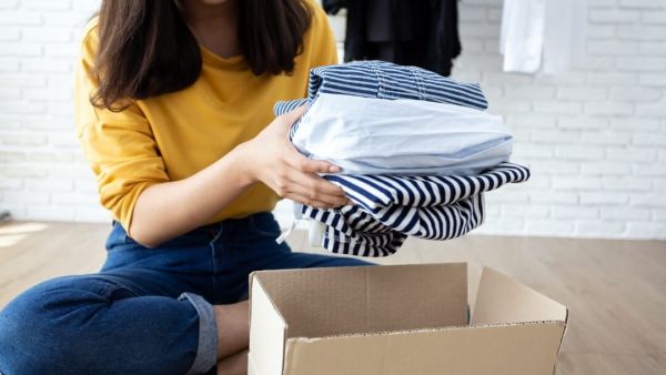 تفسير حلم أخذ ملابس من الميت للمتزوجة بالتفصيل