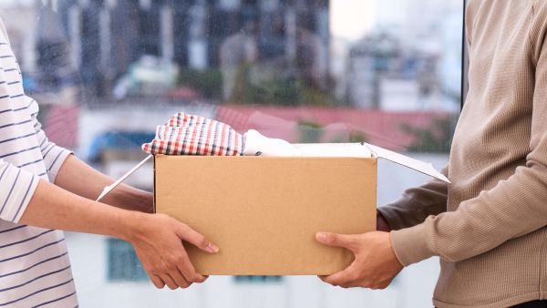 تفسير حلم إعطاء الميت ملابس للحي للمتزوجة بالتفصيل