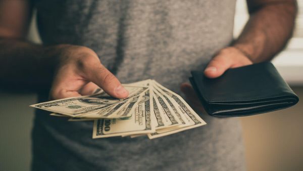 تفسير حلم إعطاء الميت نقود ورقية للعزباء وللمتزوجة وللمطلقة