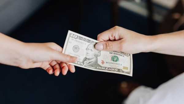 تفسير حلم اخذ مال من الميت للعزباء وللمتزوجة وللمطلقة
