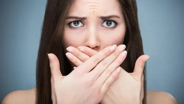 تفسير حلم اخراج الشعر من الفم للعزباء وللمتزوجة وللحامل بالتفصيل