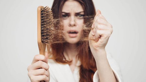 تفسير حلم تساقط الشعر والبكاء عليه للعزباء وللمتزوجة وللمطلقة