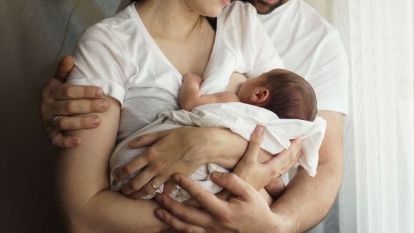 تفسير حلم ولادة البنت وتسميتها للعزباء وللمتزوجة وللمطلقة
