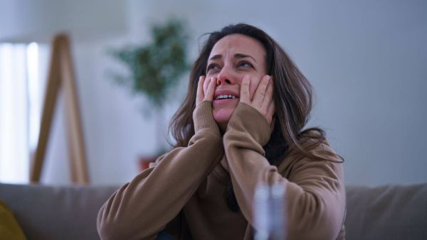 تفسير رؤية البكاء على الميت في المنام للعزباء وللمتزوجة وللحامل