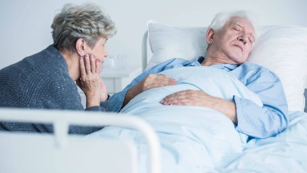 تفسير رؤية الميت مريض في المستشفى للعزباء وللمتزوجة وللحامل
