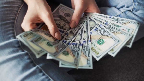 تفسير رؤية الميت معه فلوس في المنام للعزباء وللمتزوجة وللحامل