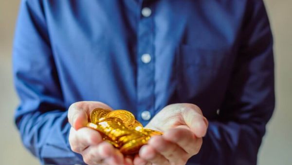 تفسير رؤية الميت يعطي ذهب للحي للعزباء وللمتزوجة