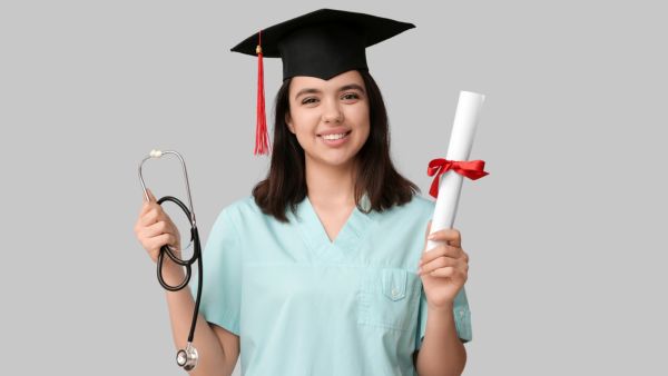 عبارات تهنئة تخرج من كلية الطب