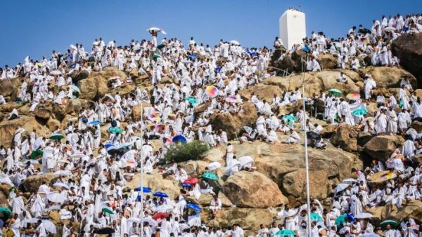 حجاج بيت الله الحرام عند جبل عرفات 