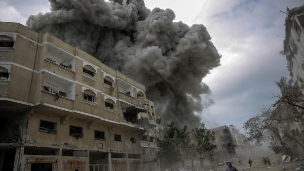هجوم اسرائيلي غير مسبوق على مناطق وسط قطاع غزة