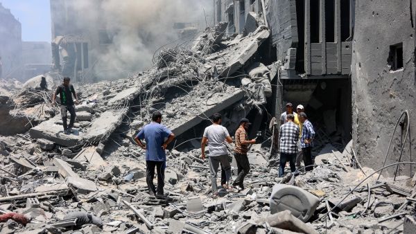 استشهاد 5 فلسطينيين جراء القصف الإسرائيلي على منزل في حي الشجاعية