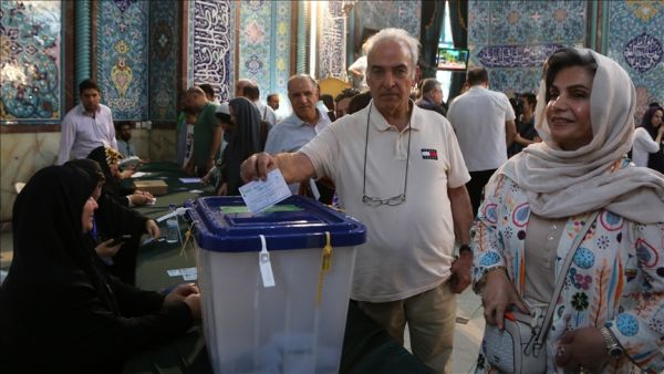 مددت لجنة الانتخابات الإيرانية فترة التصويت ثلاث مرات متتالية أمس الجمعة