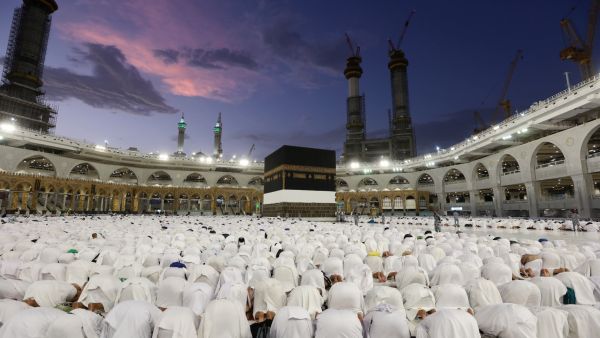 سماسرة الحج يعتمدون على استغلال رغبة الحجاج الشديدة في أداء المناسك