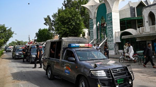 عناصر الامن فقدوا السيطرة ولم يستطيعوا منع المحتجين من اقتحام المركز 